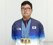 '3관왕' 김우진, 금메달과 함께