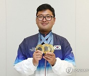 '3관왕' 김우진, 금메달과 함께