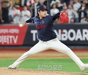 [포토] 7회 등판한 김강현