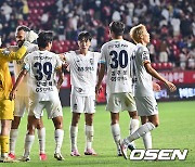 포항전 2-1 승리 기쁨 나누는 서울 선수들 [사진]