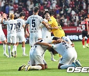 포항전 2-1 승리 기쁨 나누는 서울 선수들 [사진]