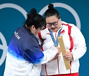 파리올림픽 역도 박혜정 은메달, '리원원 금메달 쓰담쓰담' [사진]