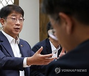 연합뉴스와 인터뷰하는 박상우 장관