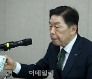 [포토] 기자회견 참석하는 김형석 독립기념관장