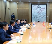 "직항노선 취항…교류 확대" 주호영, 키르기스스탄 국회부의장과 면담