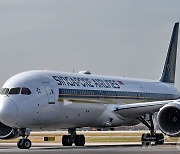 日 나리타공항 착륙 싱가포르항공 여객기서 흰 연기…활주로 일시 폐쇄