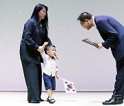 대한민국 국적 취득한 세살배기 최 다닐 군