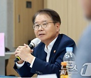 이정식 장관, 노동약자 원탁회의 중간결과 간담회