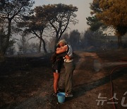 [포토] 산불 속 서로를 부둥켜안은 그리스 주민들