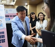 박강수 마포구청장 수시 대비 1:1 상담회 찾아 수험생·학부모 격려