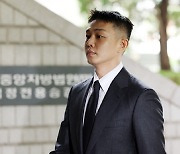 경찰 "유아인 '동성 성폭행' 참고인 조사 완료…출석 일정 조율"