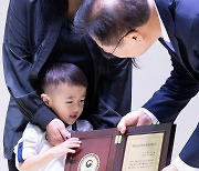 국적증서 수여받는 최다닐 군