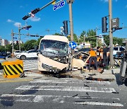 경주 미니버스·SUV차량 충돌…버스운전자 숨져