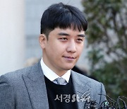 '버닝썬' 행사 안 간다던 승리, 발리 클럽서 목격···한국 여성에 "같이 놀자"