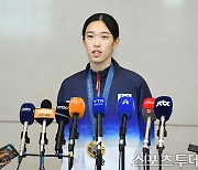 [ST포토] 귀국 인터뷰 하는 '태권도' 금메달리스트 김유진