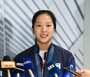 [ST포토] 인터뷰하는 신유빈, '미소도 귀엽죠'