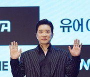 포즈 취하는 김명민