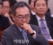 [포토]외통위, '회의 자료 살펴보는 조태열 장관'