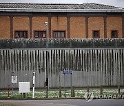 英 극우 폭력시위에…교도소 포화 직전