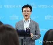 질문에 답변하는 김민석 의원