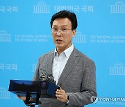 질문에 답변하는 김민석 의원