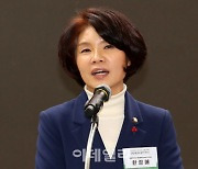 "육아휴직급여 80%까지 올리자"…野한정애, 개정안 발의