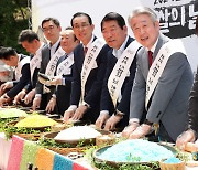 [포토] '쌀의 날' 8색 김밥만들기 참여한 강호동 농협회장