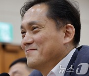 김태규 직무대행 '미소'