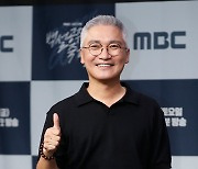 조재윤, 엄지척 미소