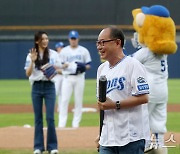 이재용 총장 '프로야구 시타 좋아요'