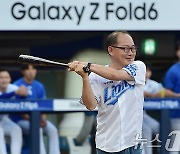 '삼성 승요' 이재용 영남이공대 총장 시타