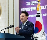 尹 "독립영웅 희생으로 나라 되찾아" 후손 오찬…광복회장 불참