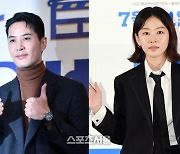 ‘뇌섹남’ 김지석, 띠동갑 이주명과 첫 공개 열애 “따뜻한 시선으로 봐달라”