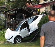 카페 돌진한 전기차에 11명 부상… 급발진 여부 등 조사