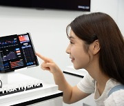 삼성D "360도 접히는 폴더블 패널"... LGD "OLED 화면 최고 밝기 달성"