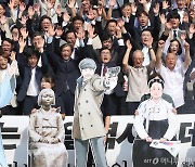 사상 첫 '반쪽 경축식'...'독립기념관장 역사관' 논란이 낳은 광복절 비극