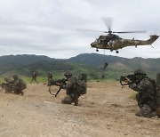 “美본토 병력 참가”… 한미 육군, 장갑차·헬기 동원 소부대 실사격 기동훈련