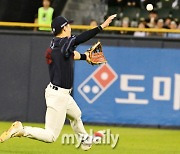 [MD포토] 몸 날리는 고승민 '꼭 잡고 싶다'