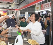 축제현장 뜬 식약처장…식품 식중독균 검사·예방법 전파