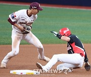 [포토] 박찬호 '몸을 날렸으나...'