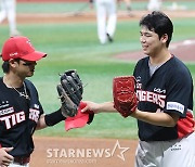 [포토] 황동하 '찬호 형님 고마워라'