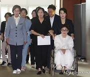 이용수 할머니, 일본군 '위안부' 피해자 기림의 날 기념식 참석