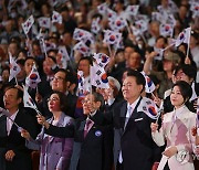 일 언론들 "한국 대통령 광복절 연설 일본 비판 없어...이례적"