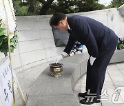 우원식 국회의장, 광복절 맞아 임시정부요인 묘역 참배