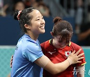 신유빈이 안아준 日 탁구선수 "가미카제 기념관 가고 싶다" 논란