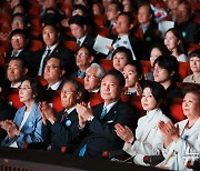 광복절 경축식에서 박수치는 윤석열 대통령과 김건희 여사