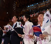 광복절 경축식에서 태극기 흔드는 윤석열 대통령과 김건희 여사