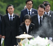 윤석열 대통령 부부, 육영수 여사 서거 50주기 맞아 묘역 헌화 분향