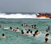 말복 지나도 '헉헉'…광복절 징검다리 연휴 피서객 쏠린 강원