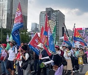 보수단체, 광복절 맞이 2만 태극기 집회·행진…일대 교통 마비(종합)